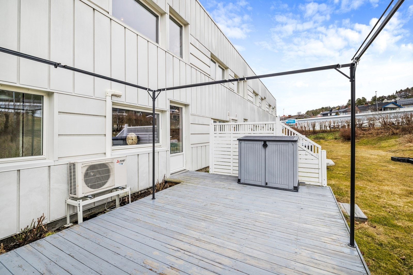 Terrassen er fundamentert direkte på grunn og har rikelig med plass for utemøbler. Galleribilde