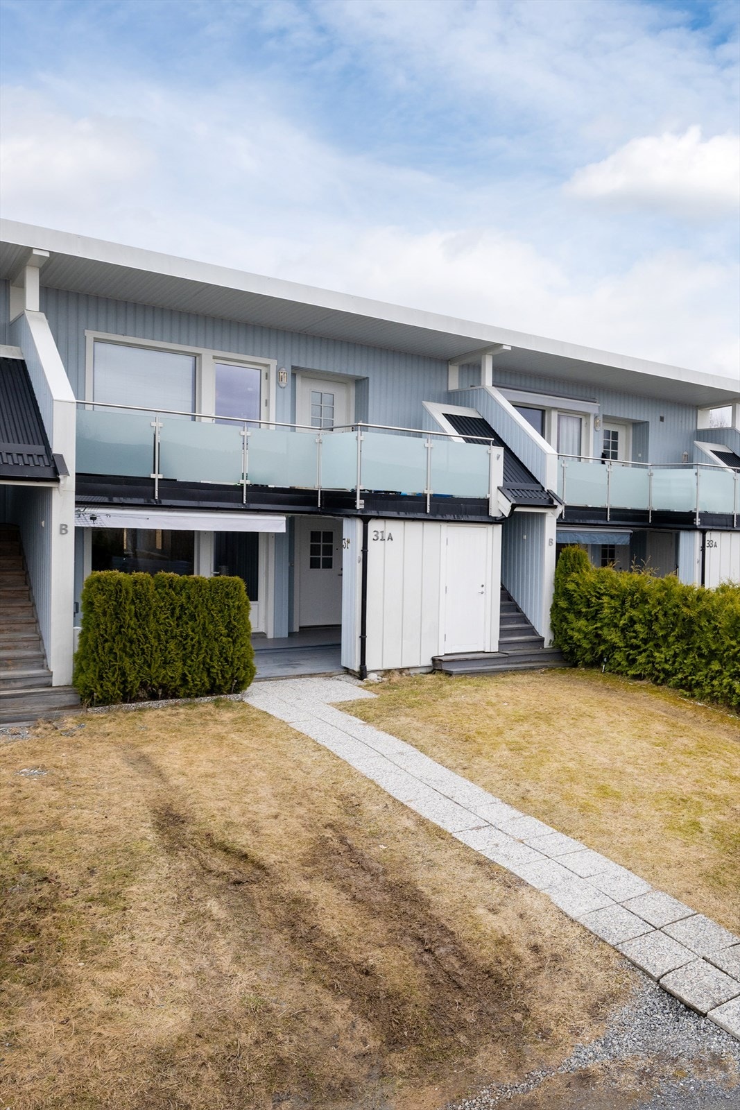 Leiligheten ligger i Bålerud borettslag, et veletablert og rolig boligområde i Heradsbygda, lettvint å kjøre omkjøringsveien for deg som skal pendle. Galleribilde