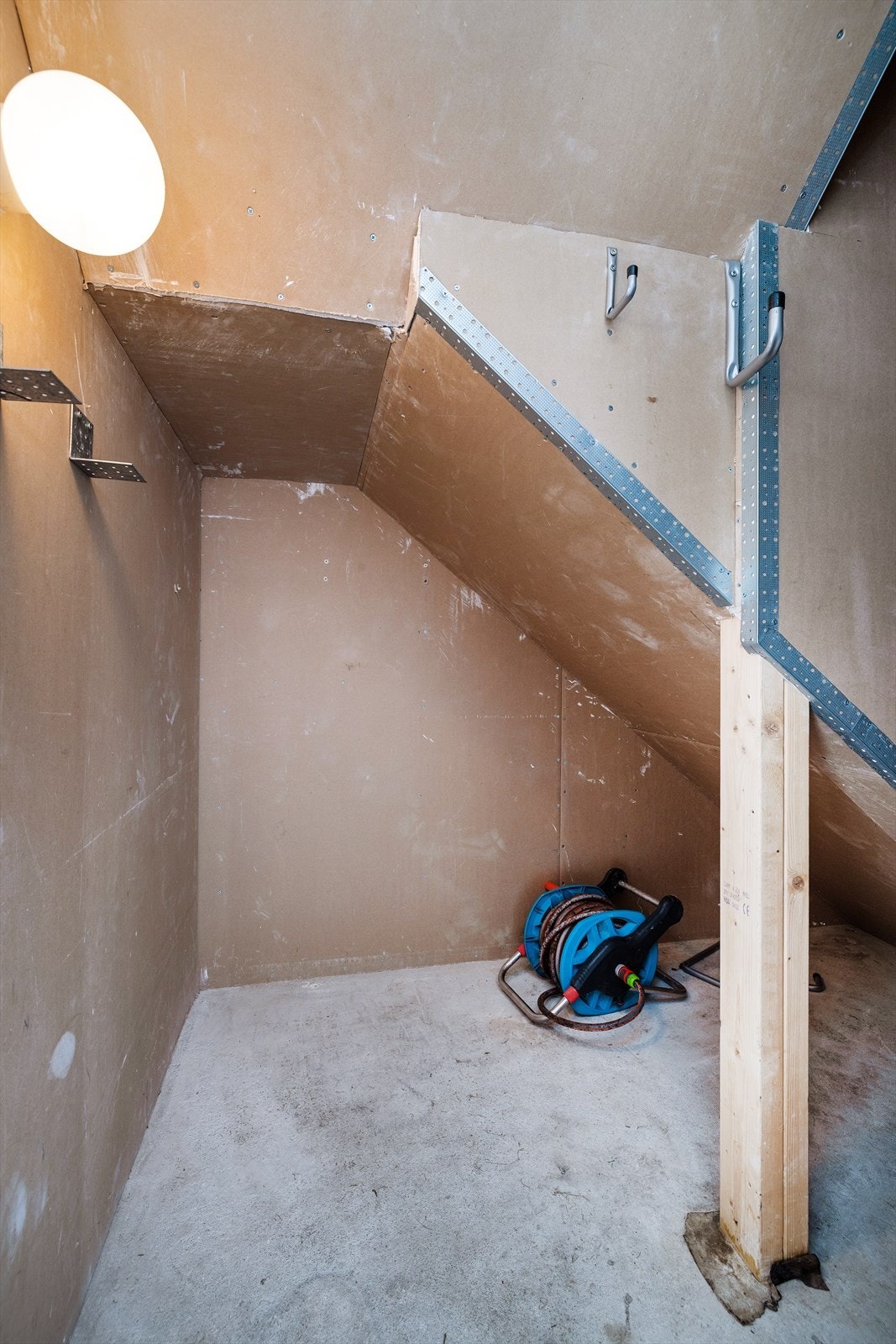 I tillegg disponerer leiligheten en utvendig bod på ca. 3 m² under trappen til 2. etasje. Galleribilde