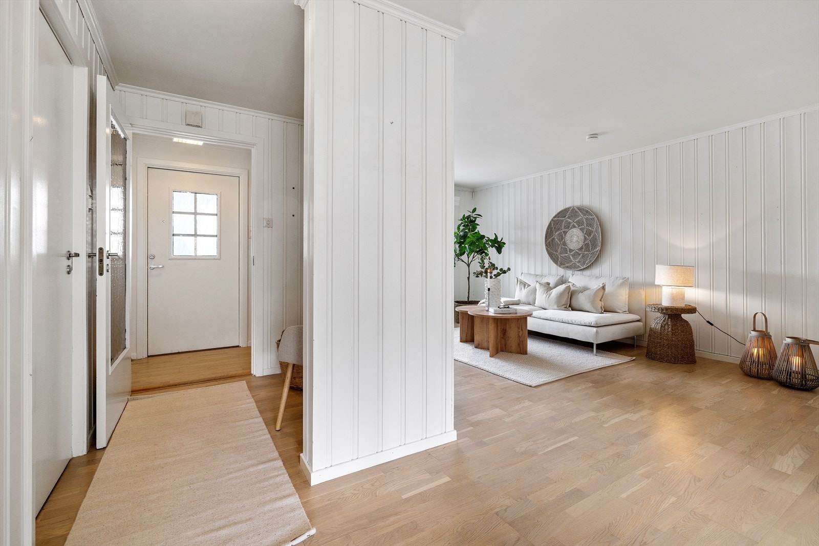 Fra gangen åpner leiligheten seg opp mot stuen. Ytterdøren er fra 2007 og har 3-lags isolerglass. Galleribilde