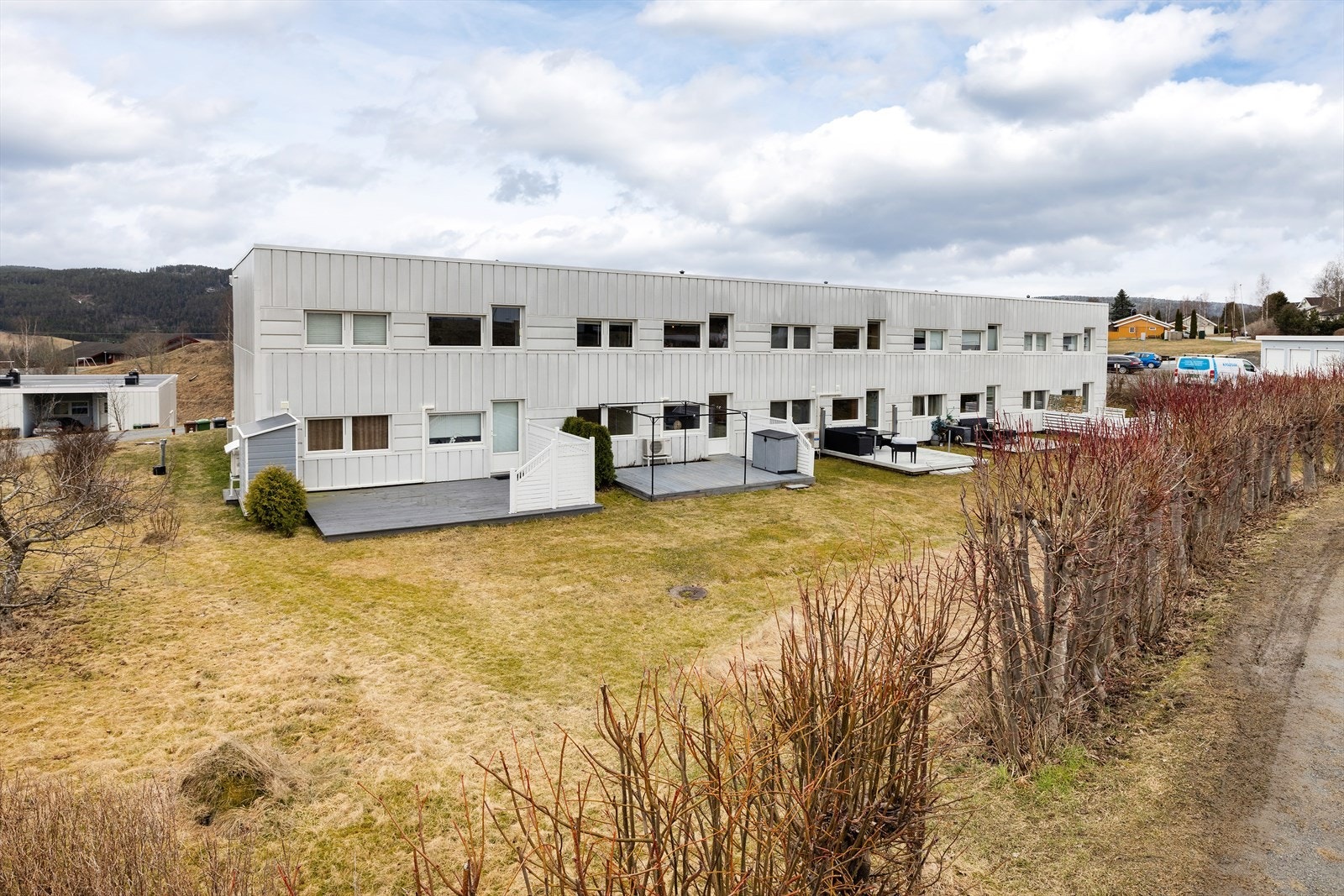 Borettslagets fellesarealer er pent opparbeidet med interne veier, grøntarealer og lekeplasser. Galleribilde