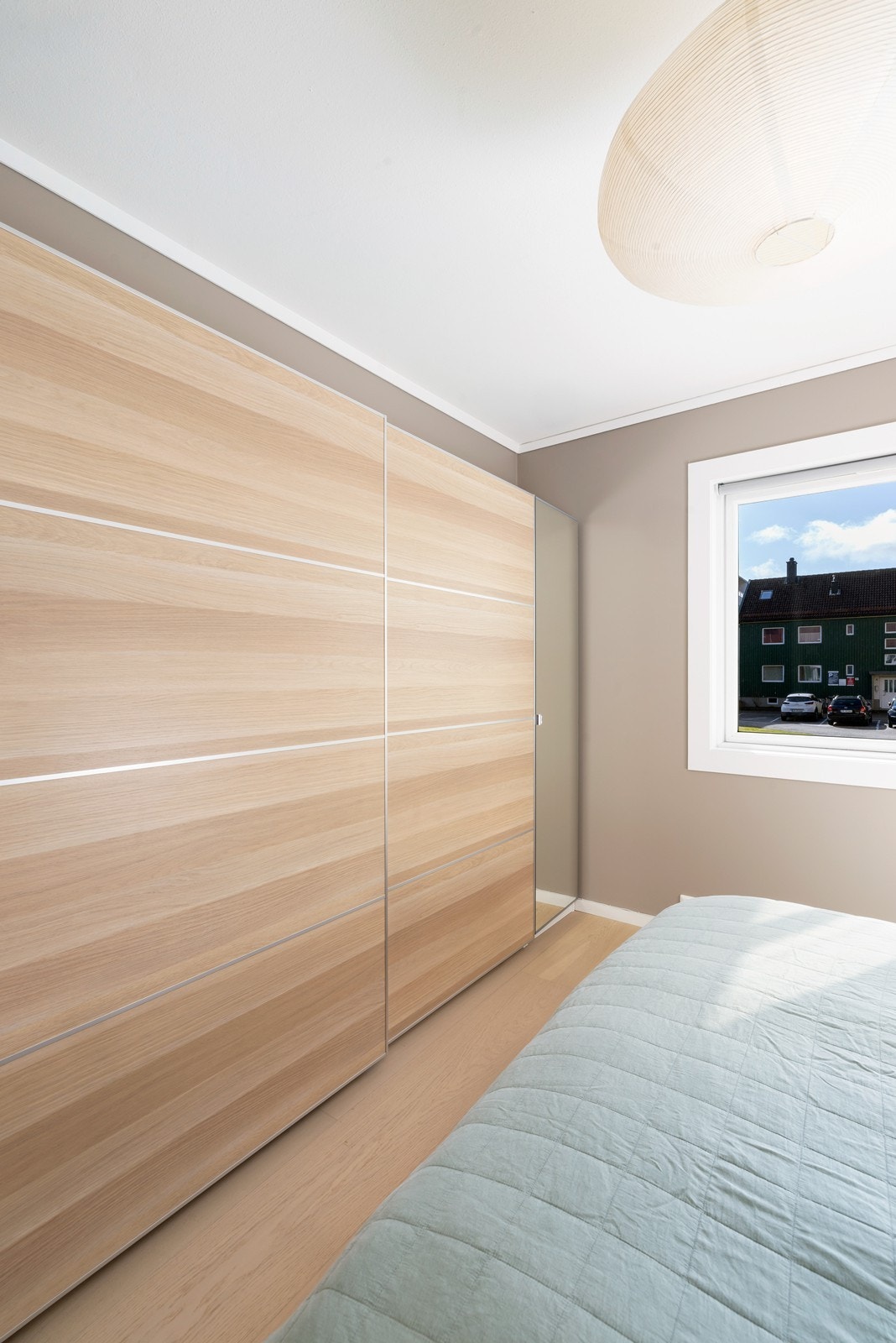 Skyvedørsgarderobe på soverom Galleribilde