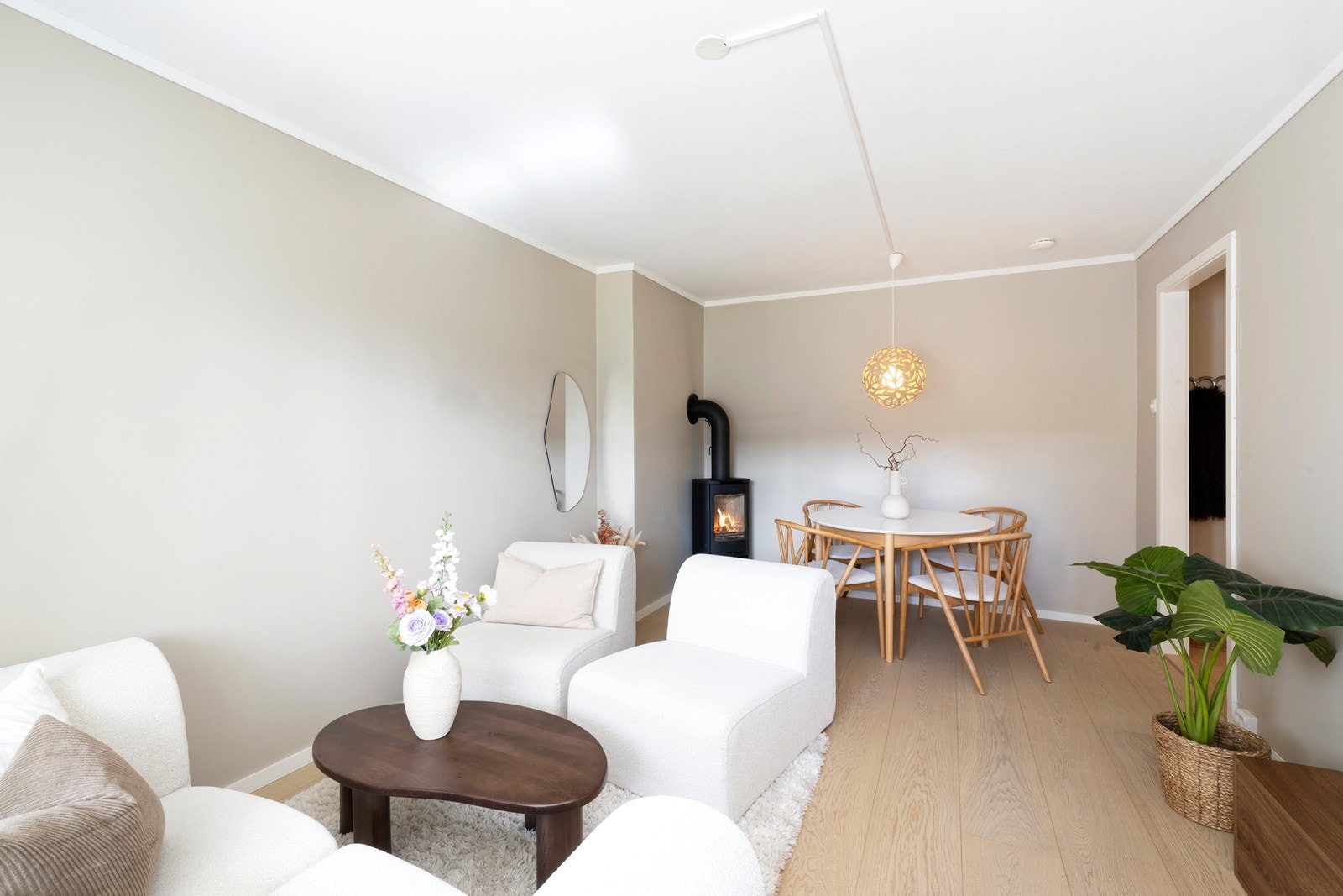 Stue med plass til sofagruppe og spisebord Galleribilde