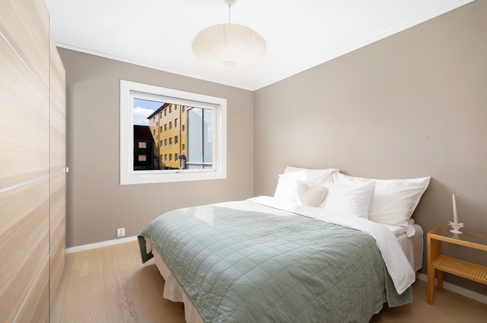 Soverom med god plass til dobbeltseng Galleribilde
