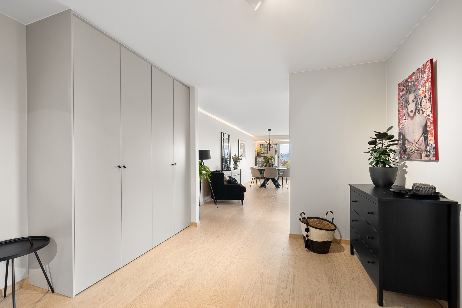 Fra entré ledes du inn i gangen, som har enstavs parkett med varmefolie og en stor garderobeløsning med rikelig oppbevaringsplass. Galleribilde