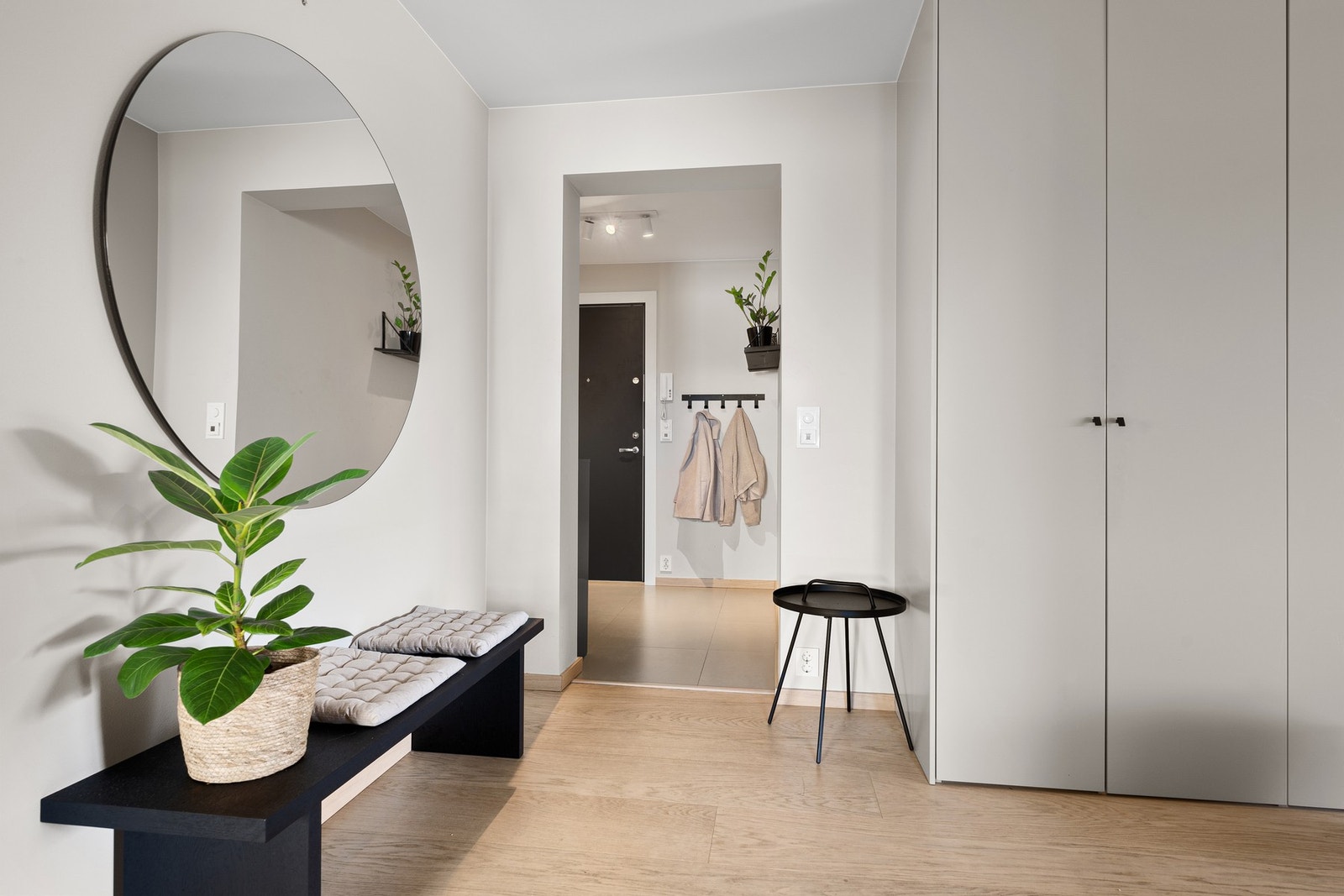Entré og gang er kledd i tidløse materialer og varme farger som gir boligen et helhetlig uttrykk fra første stund. Galleribilde