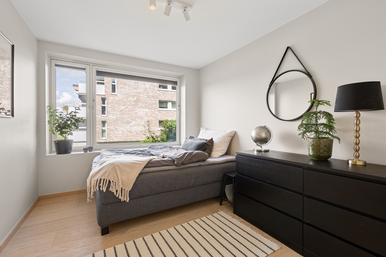 Soverom nummer tre har en god størrelse og passer perfekt som barnerom, kontor eller gjesterom, med plass til både seng, skrivepult og garderobeløsning. Galleribilde