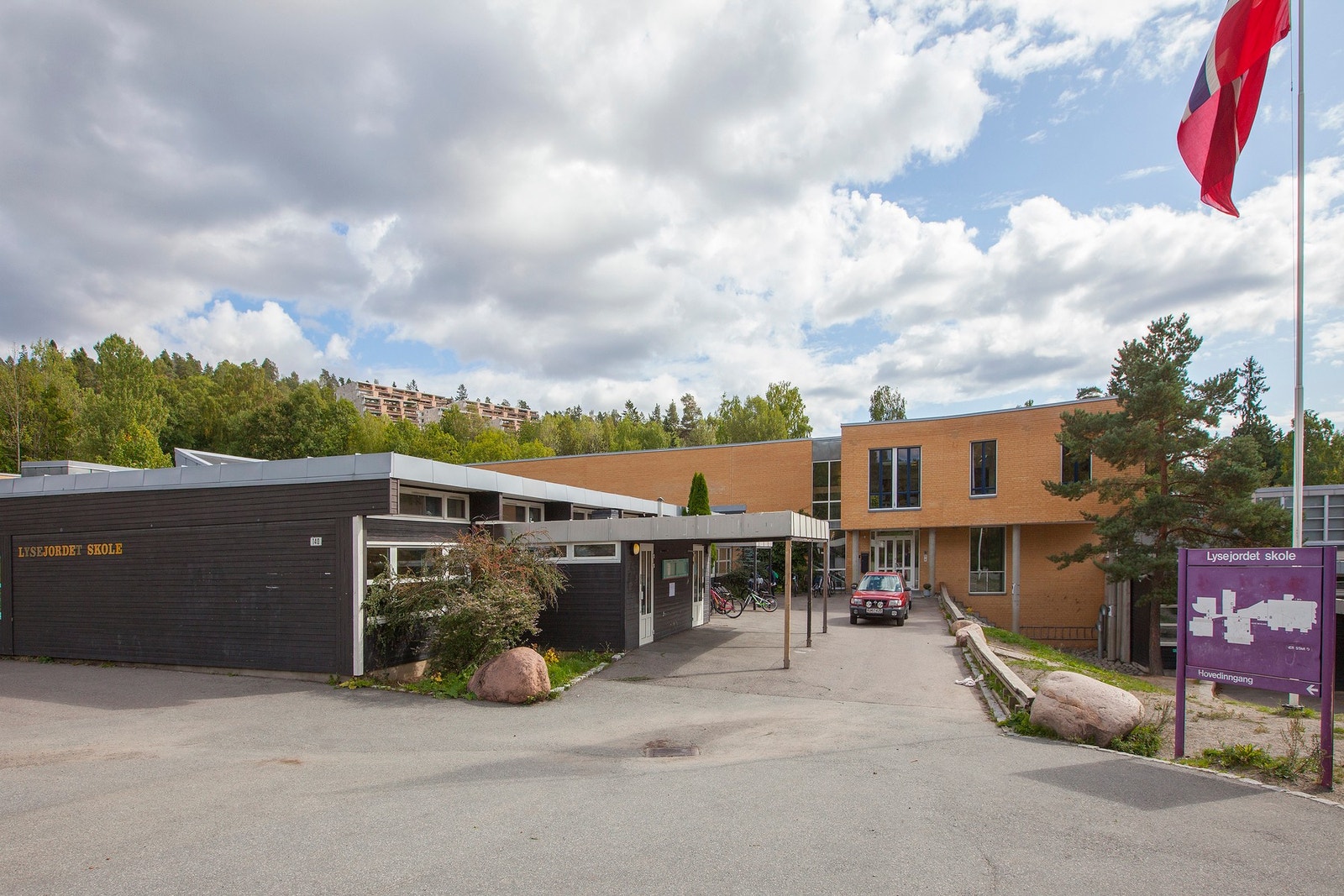 Lysejordet skole ligger i kort gåavstand fra leiligheten. Galleribilde