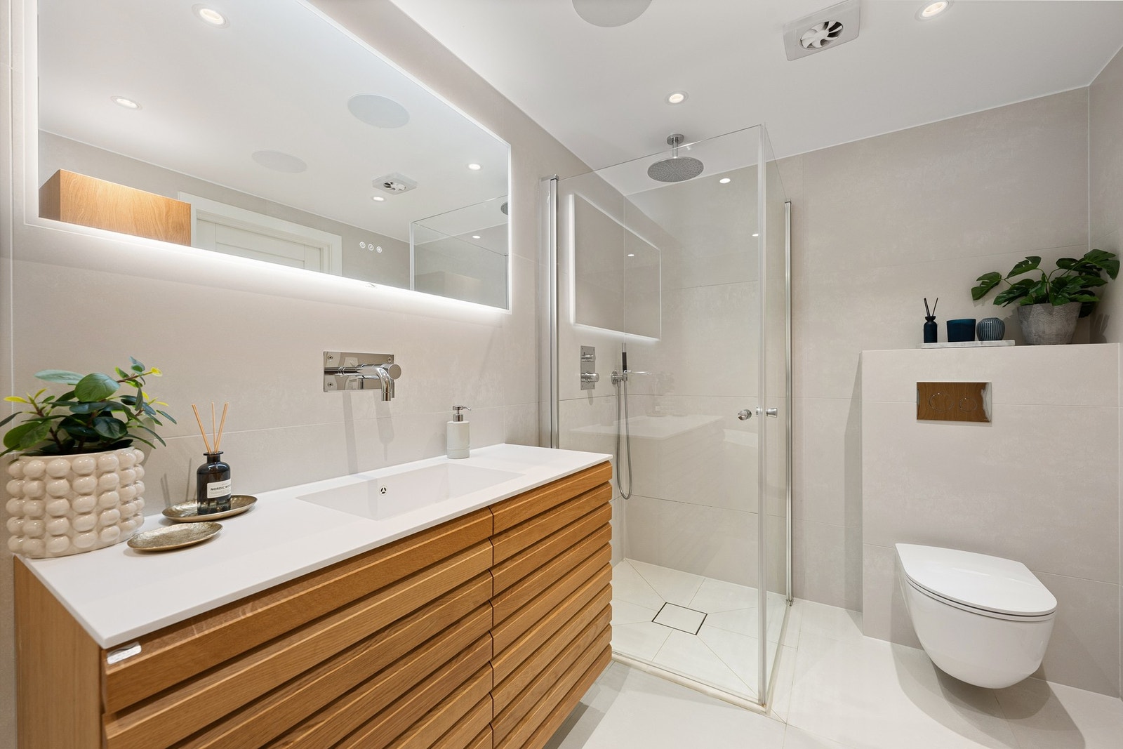 Badet ble totalrenovert i 2022 og har fått moderne fliser, varmekabler og downlights som gir både stil og stemning. Galleribilde