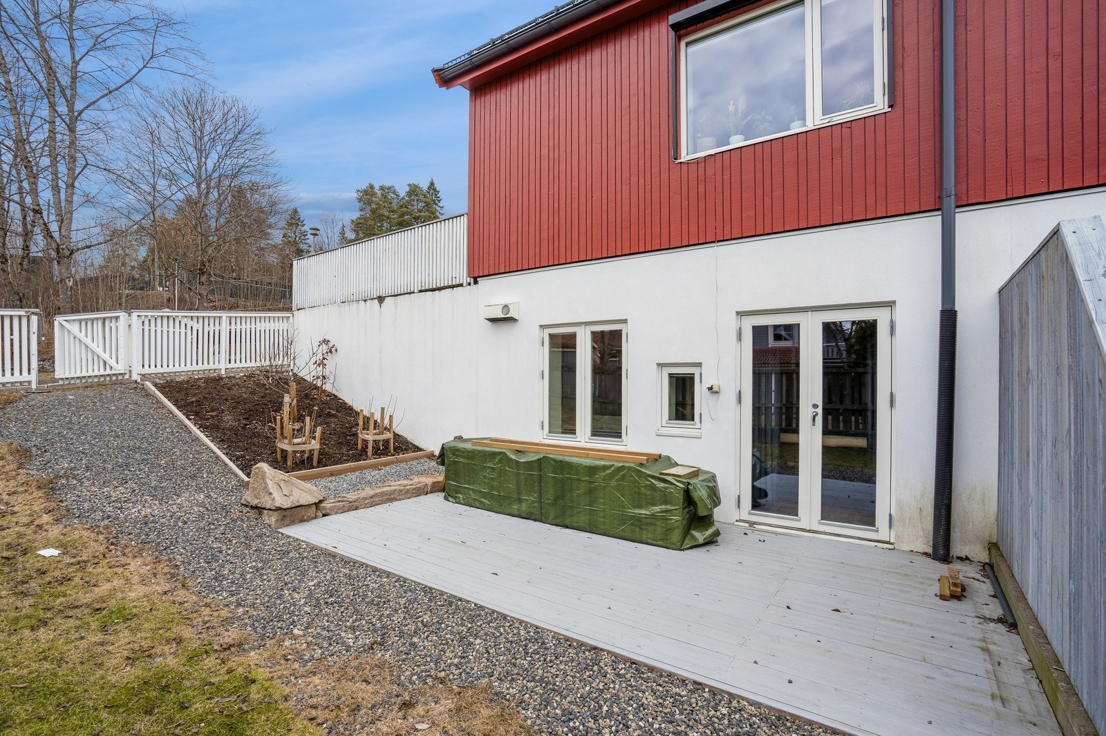 Terrasse på nedsiden av boligen, med direkte utgang fra soverom. Galleribilde