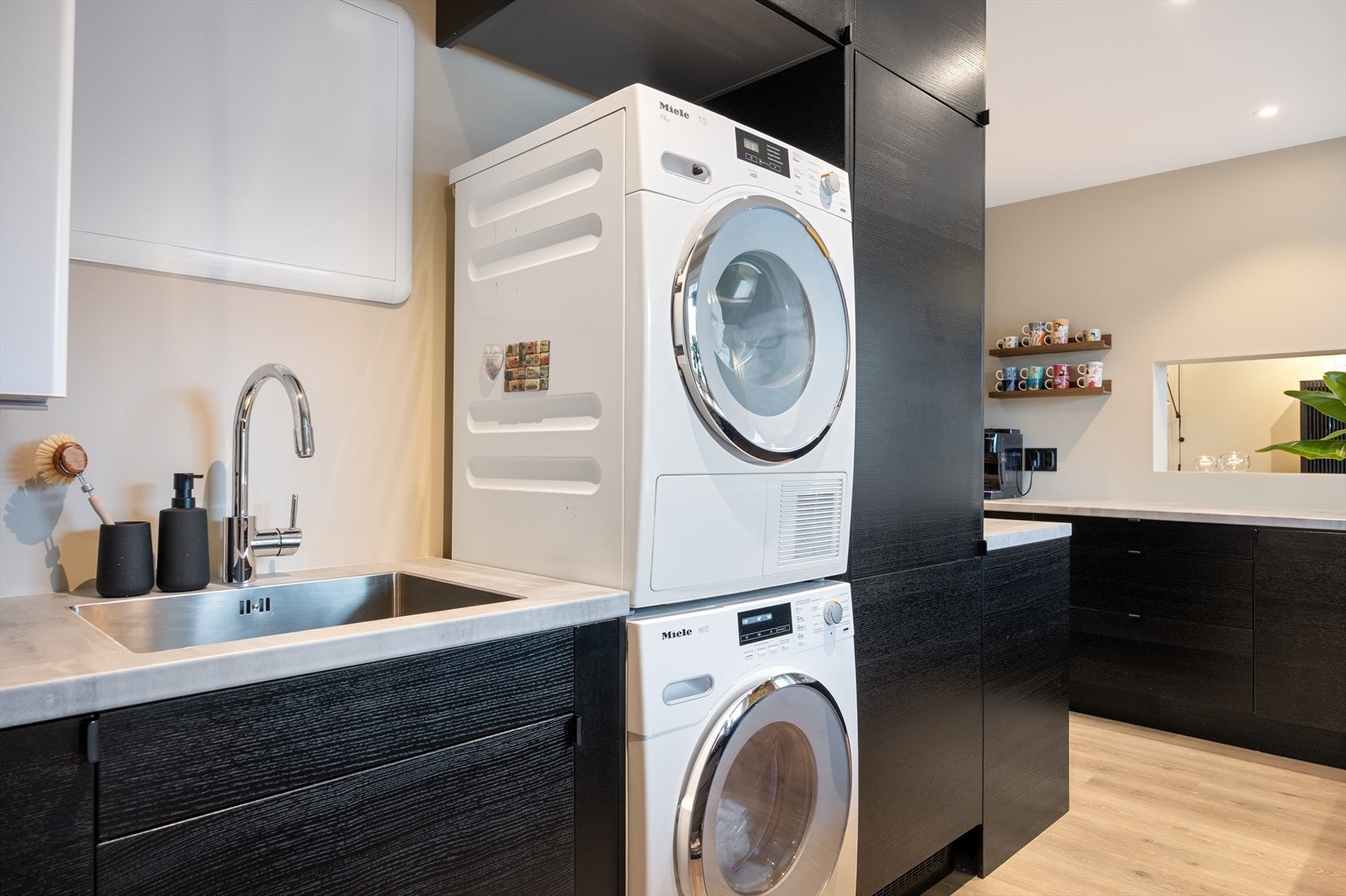 Kjøkkenet har integrerte hvitevarer, med opplegg for vaskemaskin. Galleribilde