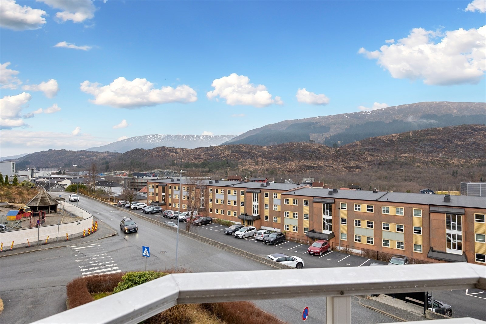 Hver leilighet har en parkeringsplass markert med leilighetsnummer. Galleribilde