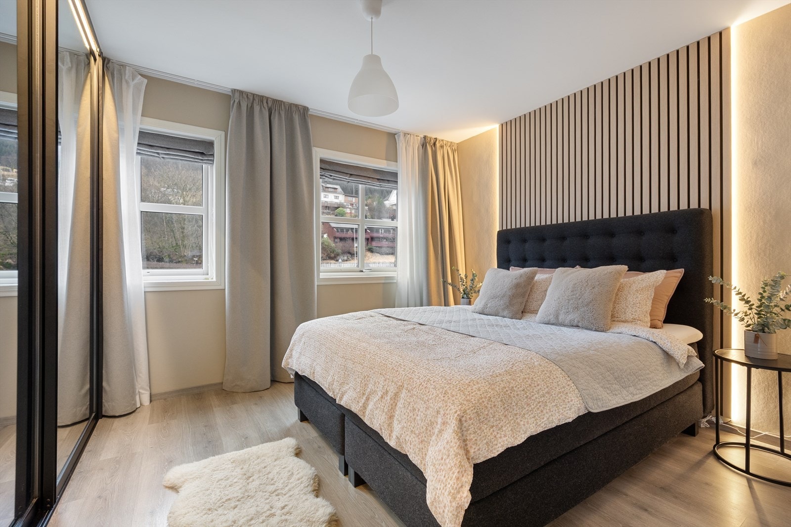 Romslig hovedsoverom på ca. 12,6 m² med god plass til dobbeltseng og garderobeløsning. Galleribilde