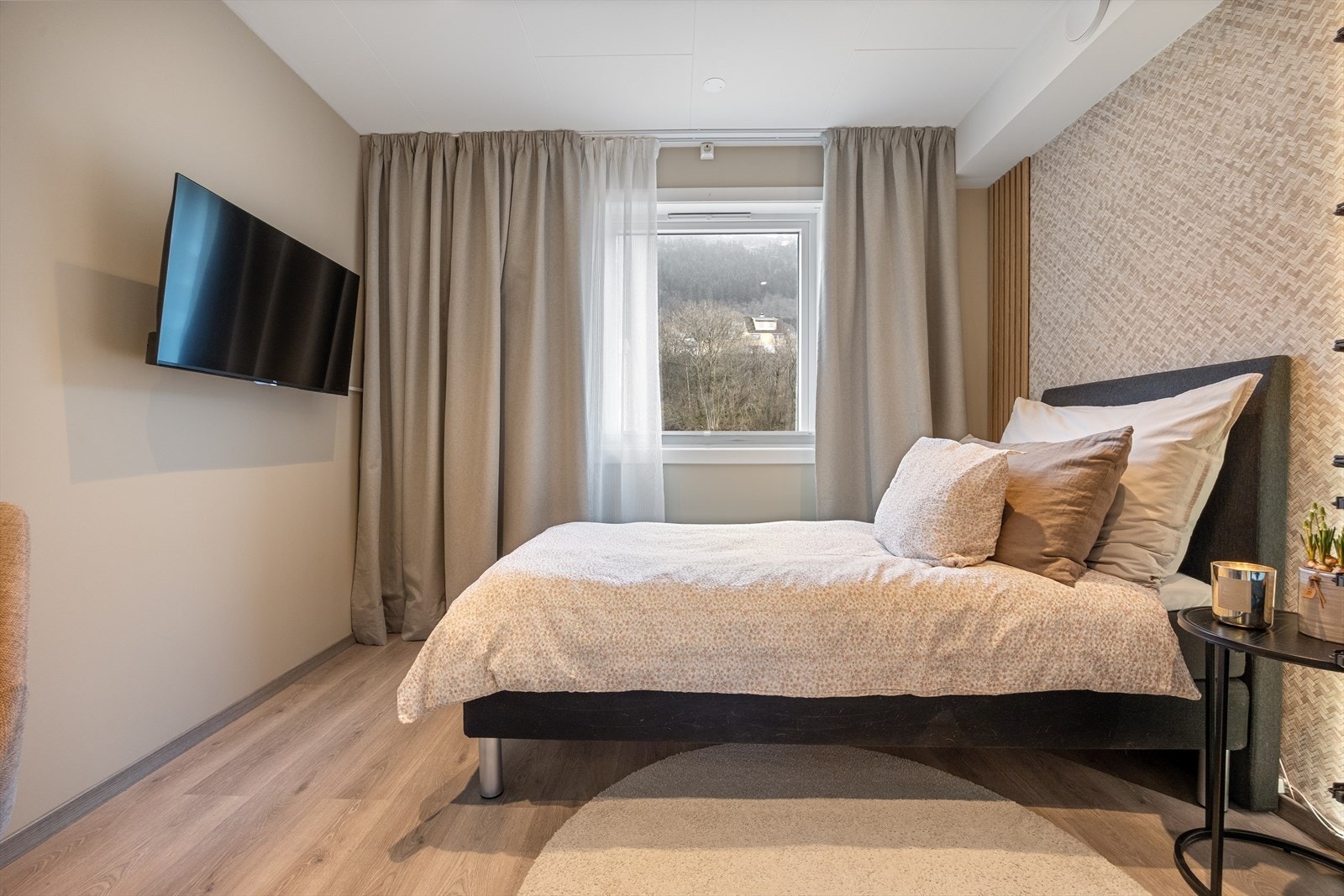 Soverom nummer to er på 9,3 m² og har en praktisk garderobeløsning, samt gode møbleringsmuligheter. Galleribilde