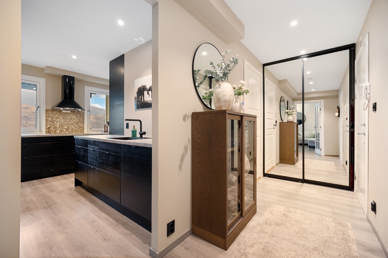 Lys og innbydende entré med god plass til oppbevaring og enkelt adkomst til boligens øvrige rom. Galleribilde