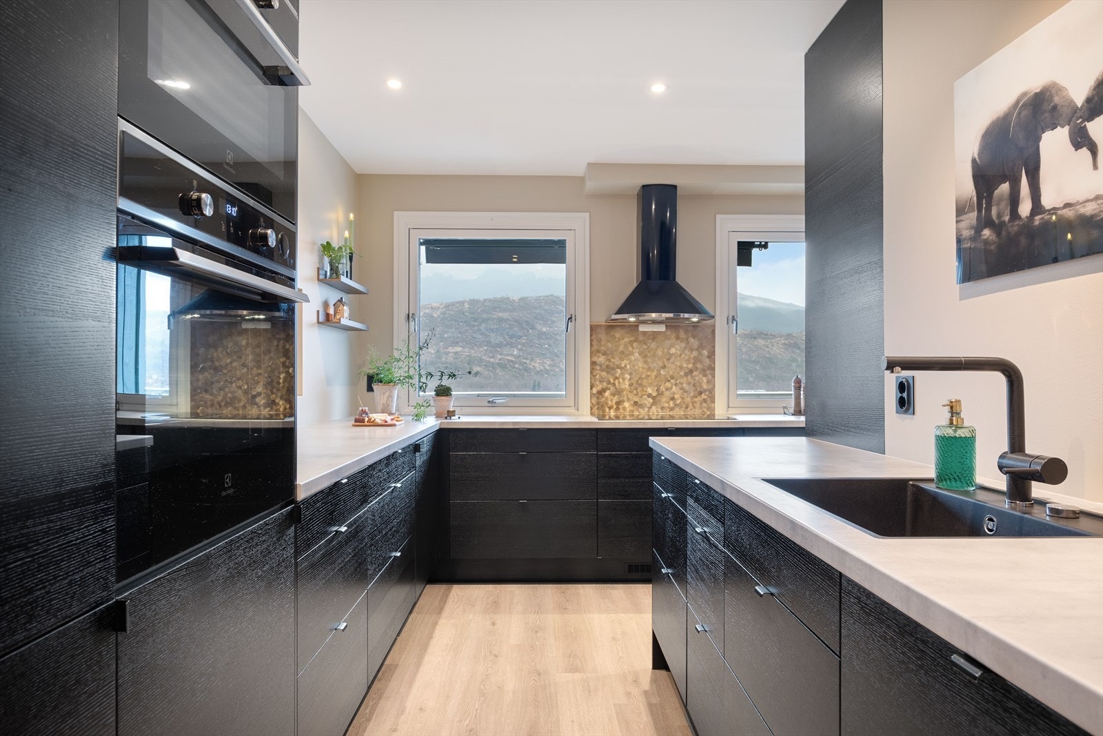 Moderne og stilrent kjøkken fra 2020. Galleribilde