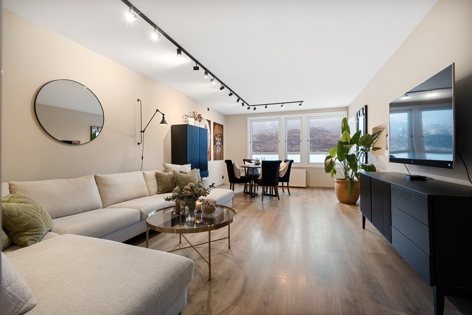 Romslig og luftig stue på ca. 26,8 m² med moderne overflater og god romfølelse. Galleribilde