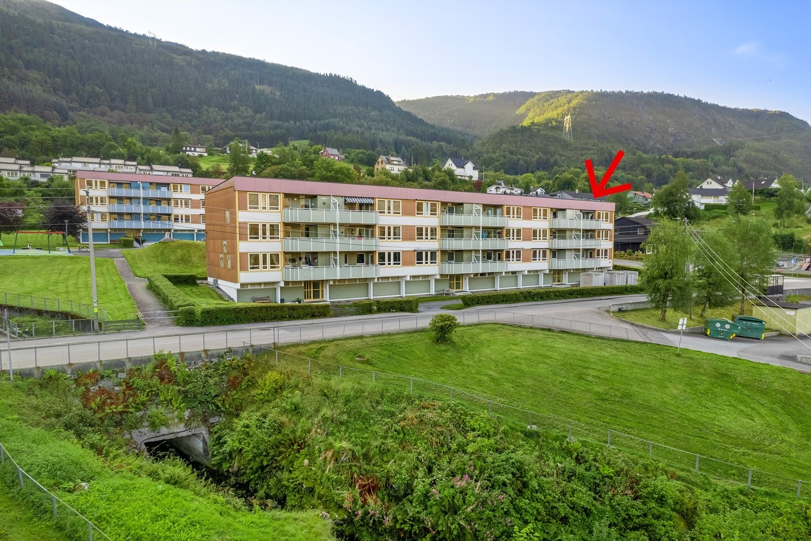 Rolig og barnevennlig beliggenhet i etablerte omgivelser i Indre Arna. Leiligheten ligger i et veldrevet borettslag med grønne fellesområder. Galleribilde