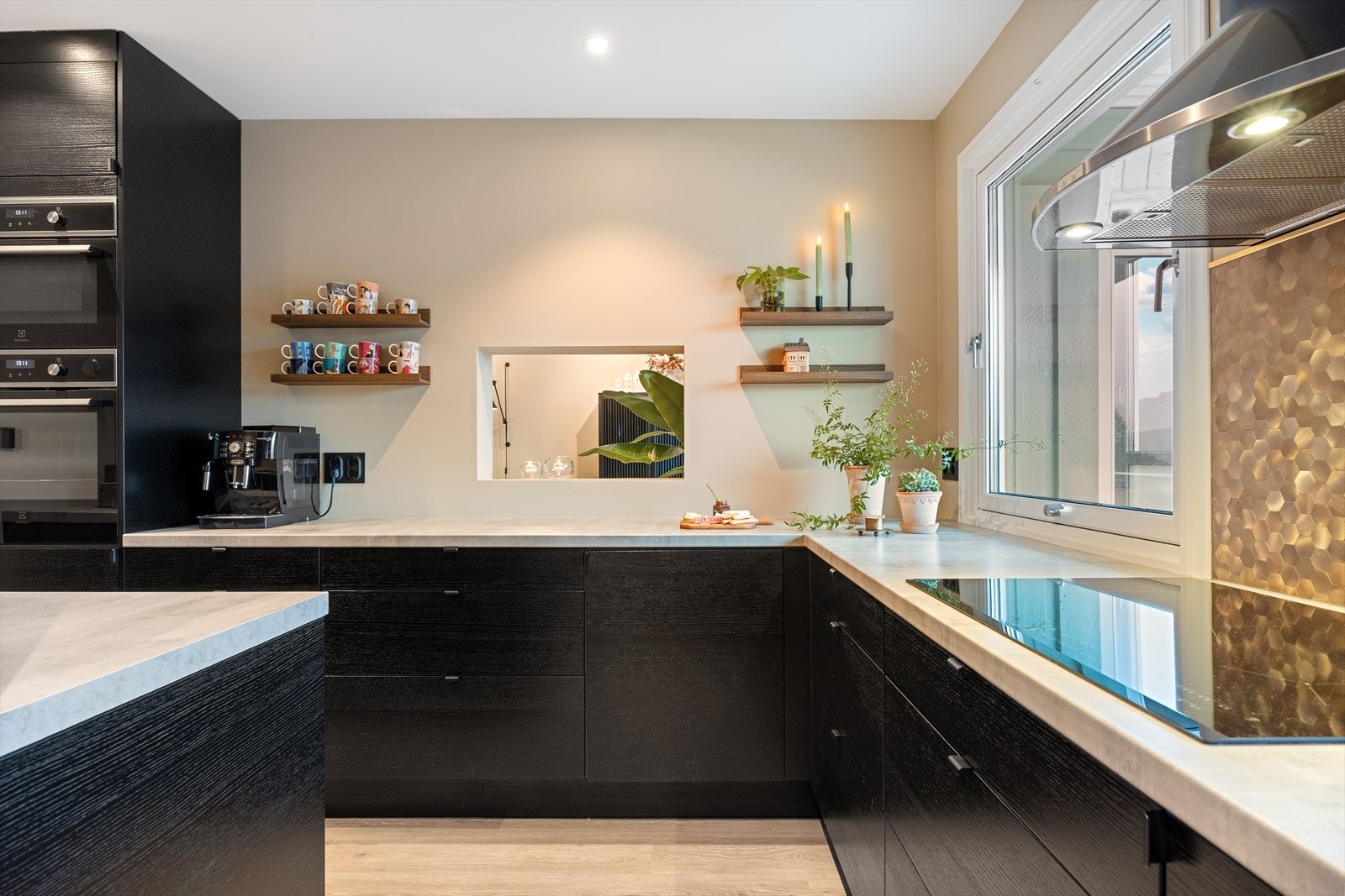 Gode arbeidsflater og rikelig med oppbevaringsplass. Galleribilde