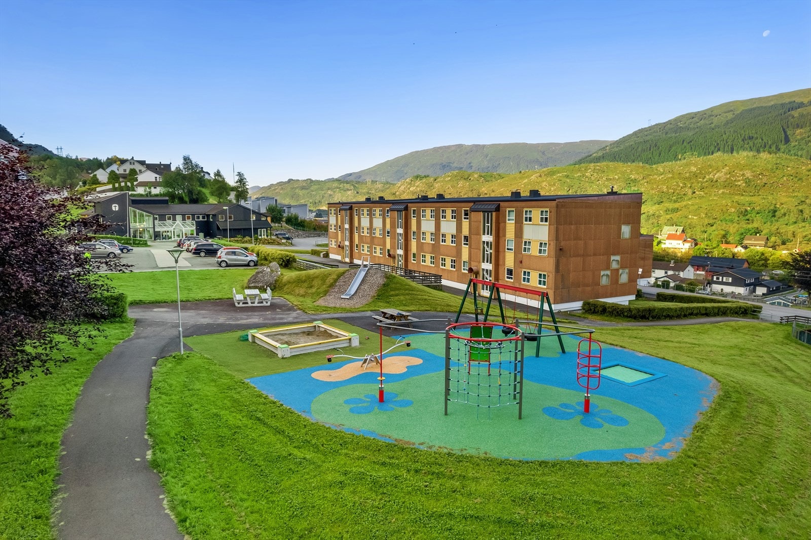 Liatun borettslag er rehabilitert og ha flotte fellesområder som denne lekeplassen rett bak blokken. Galleribilde