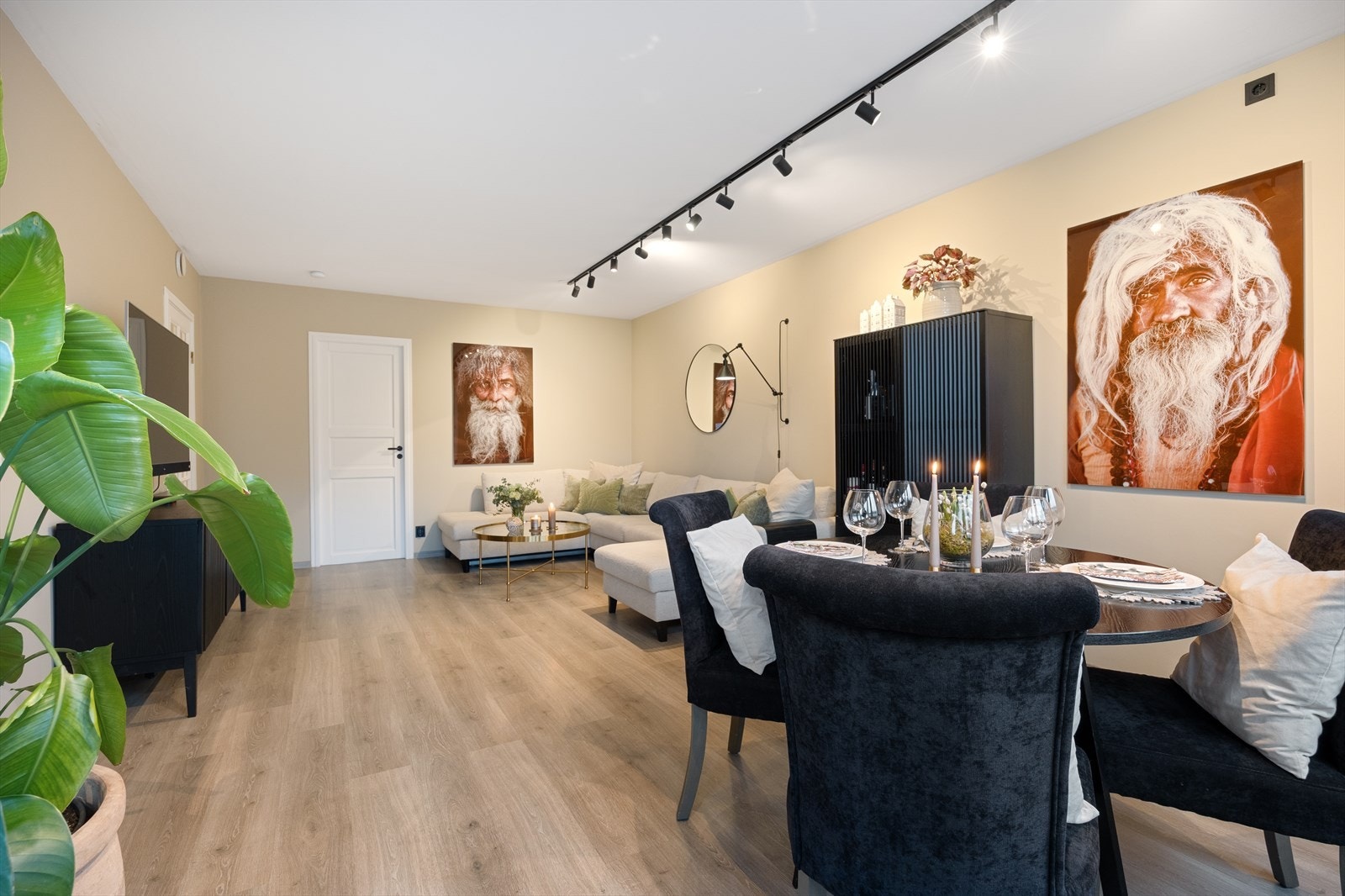 Sosial og åpen løsning mellom stue og spiseplass. Galleribilde