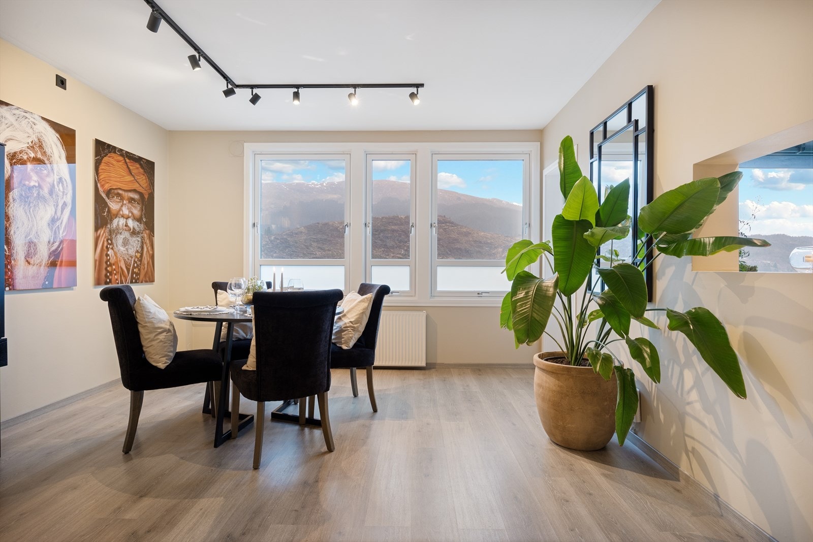 Rommet har store vindusflater og godt lysinnslipp. Galleribilde