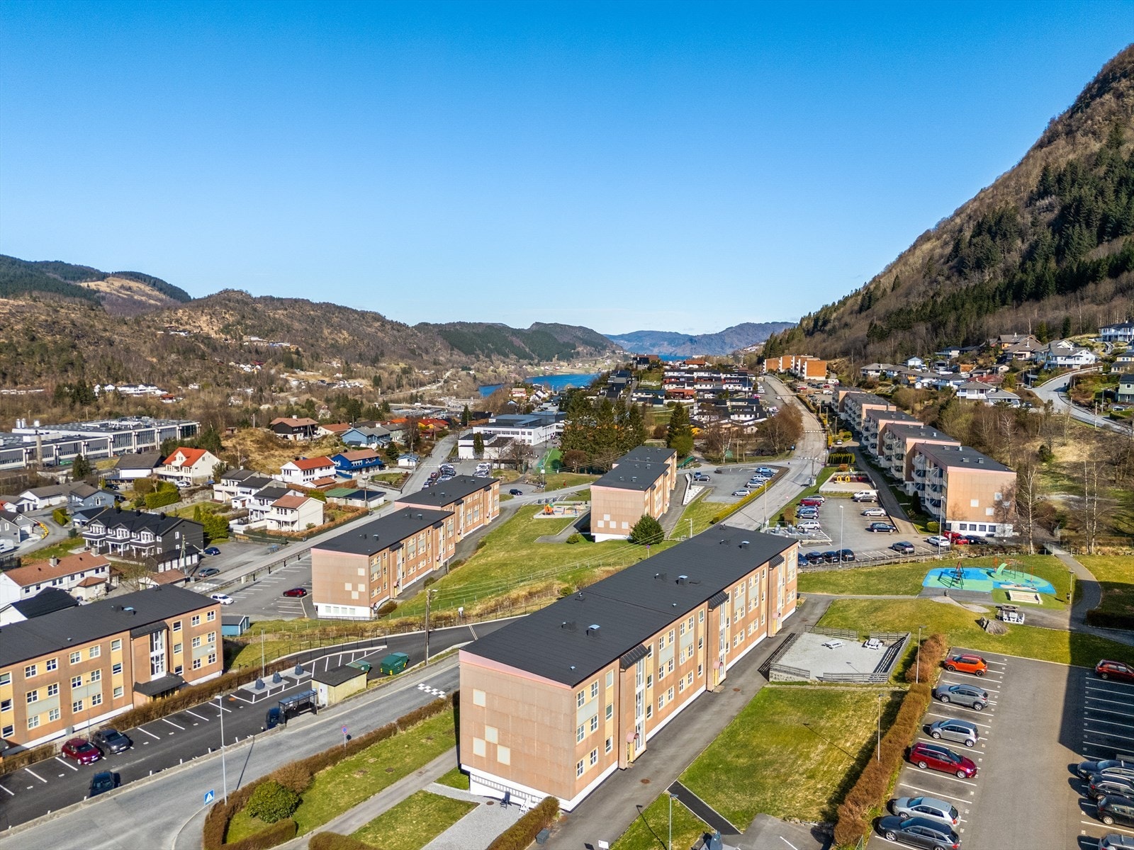 Stølsvegen 100c har en sentral beliggenhet i et etablert og rolig område i Indre Arna. Galleribilde