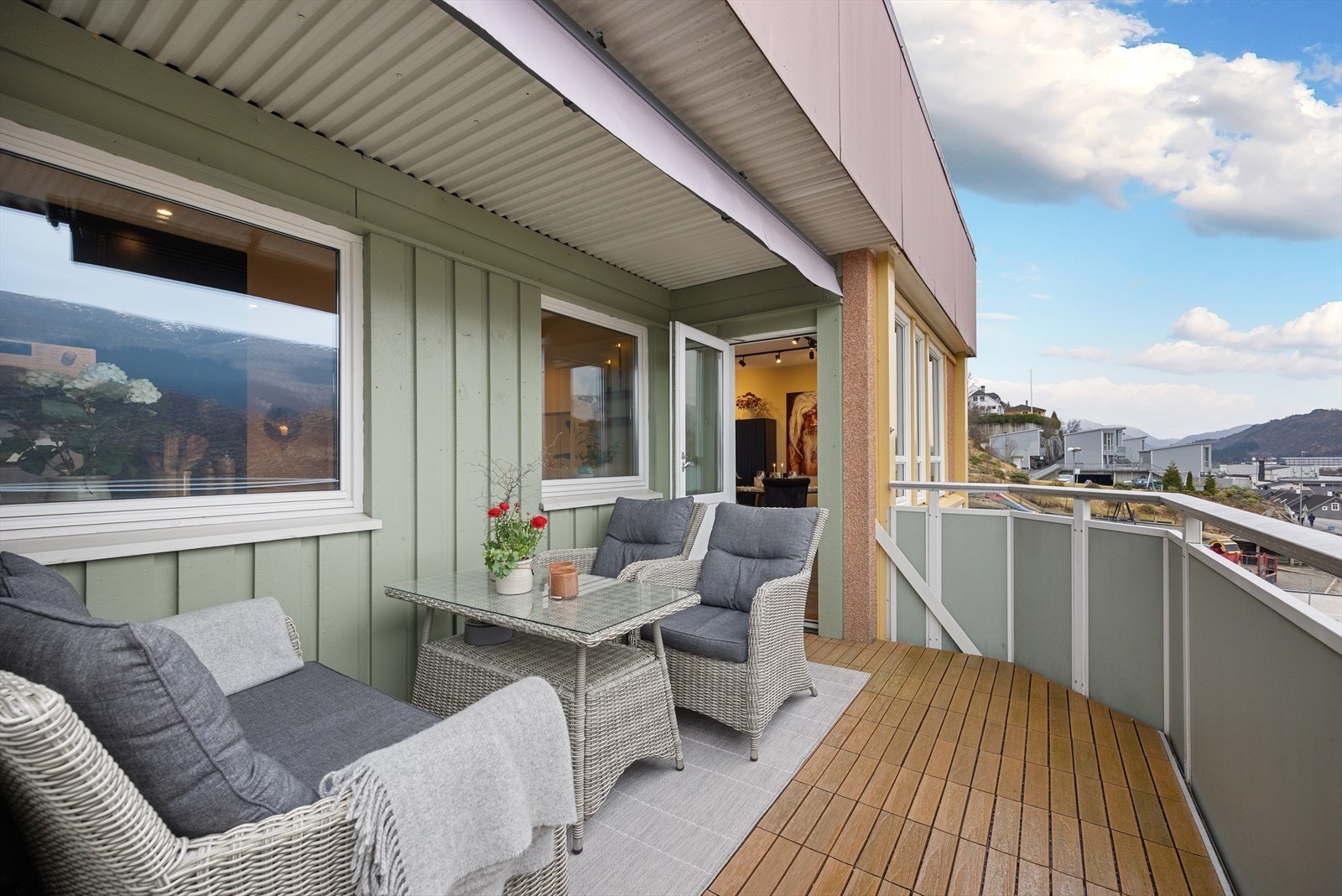 Velkommen til Stølsvegen 100c - Fra stuen er det utgang til en vestvendt balkong på ca. 11 m² med gode solforhold og plass til utemøblement. Galleribilde