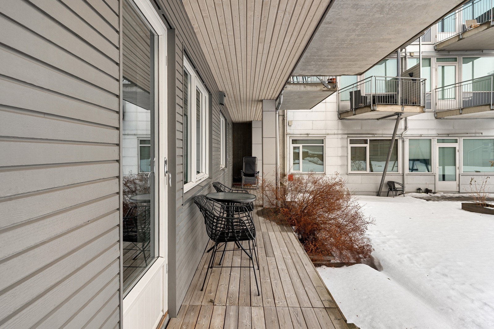 Fra stua har du utgang til en herlig terrasse, her kan du sitte i solveggen.