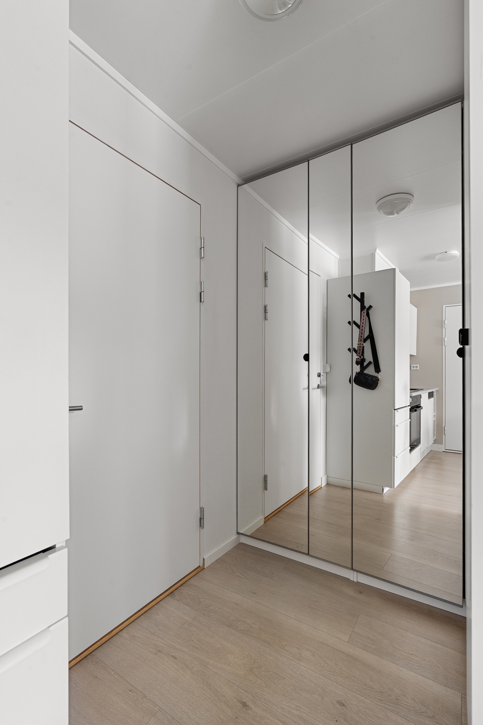 Velkommen inn! Inngangsparti med plass til garderobemøbler for å henge av seg yttertøyet.