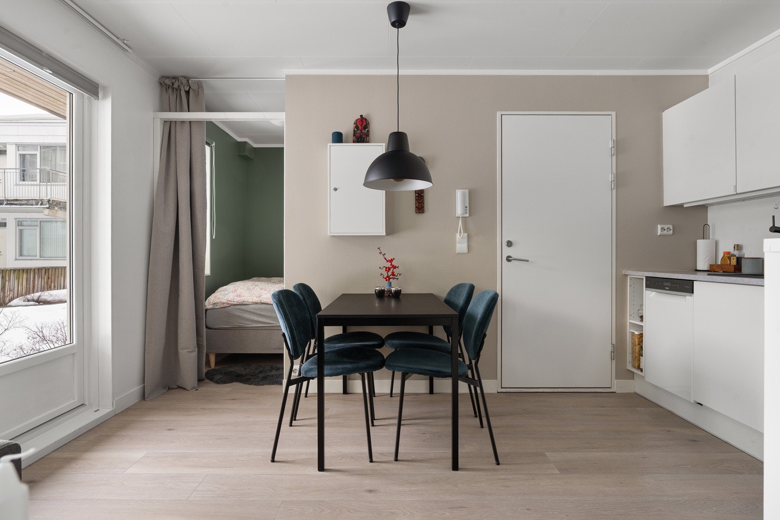 Leiligheten er gjennomlys og innbydende med moderne boligstandard.