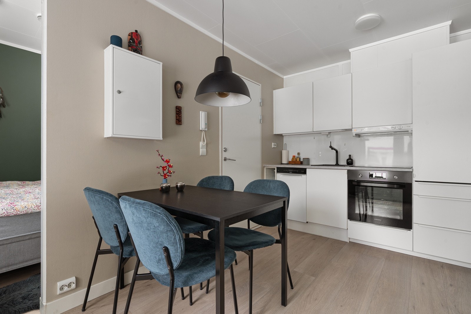 Sosialt kjøkken og spisestue med plass til spisebord.