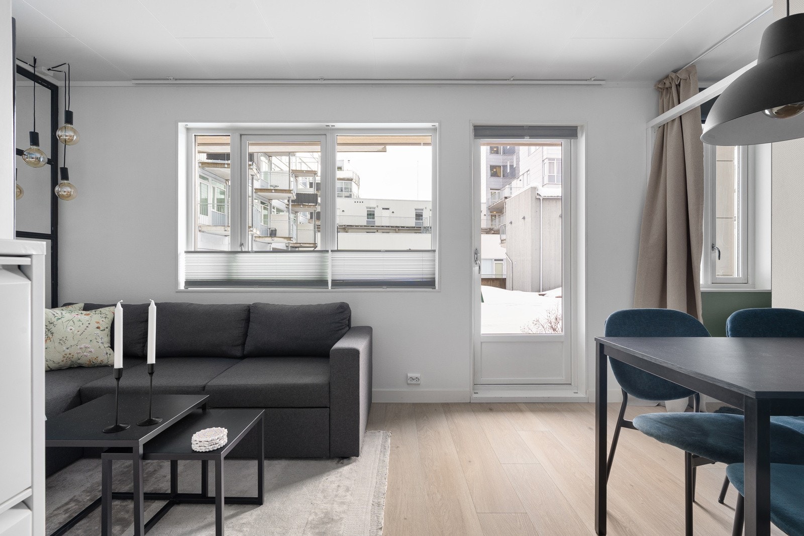 Åpen og lys stue med gode møbleringsmuligheter.