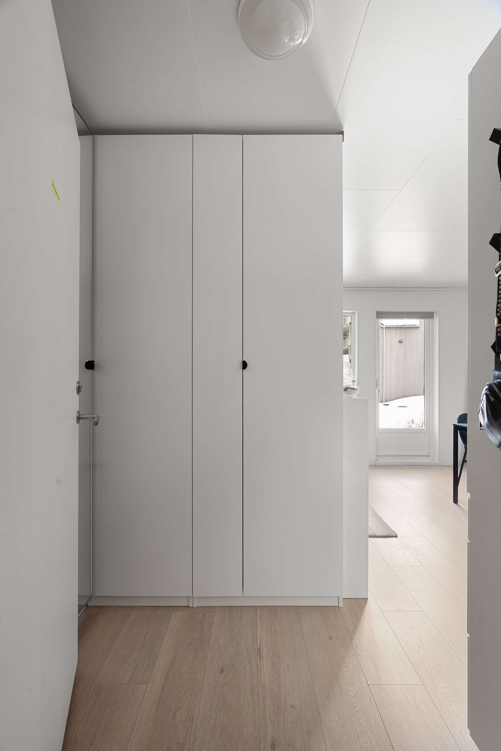 Leiligheten gjennomgående lys og har godt naturlig lysinnslipp gjennom vinduene.