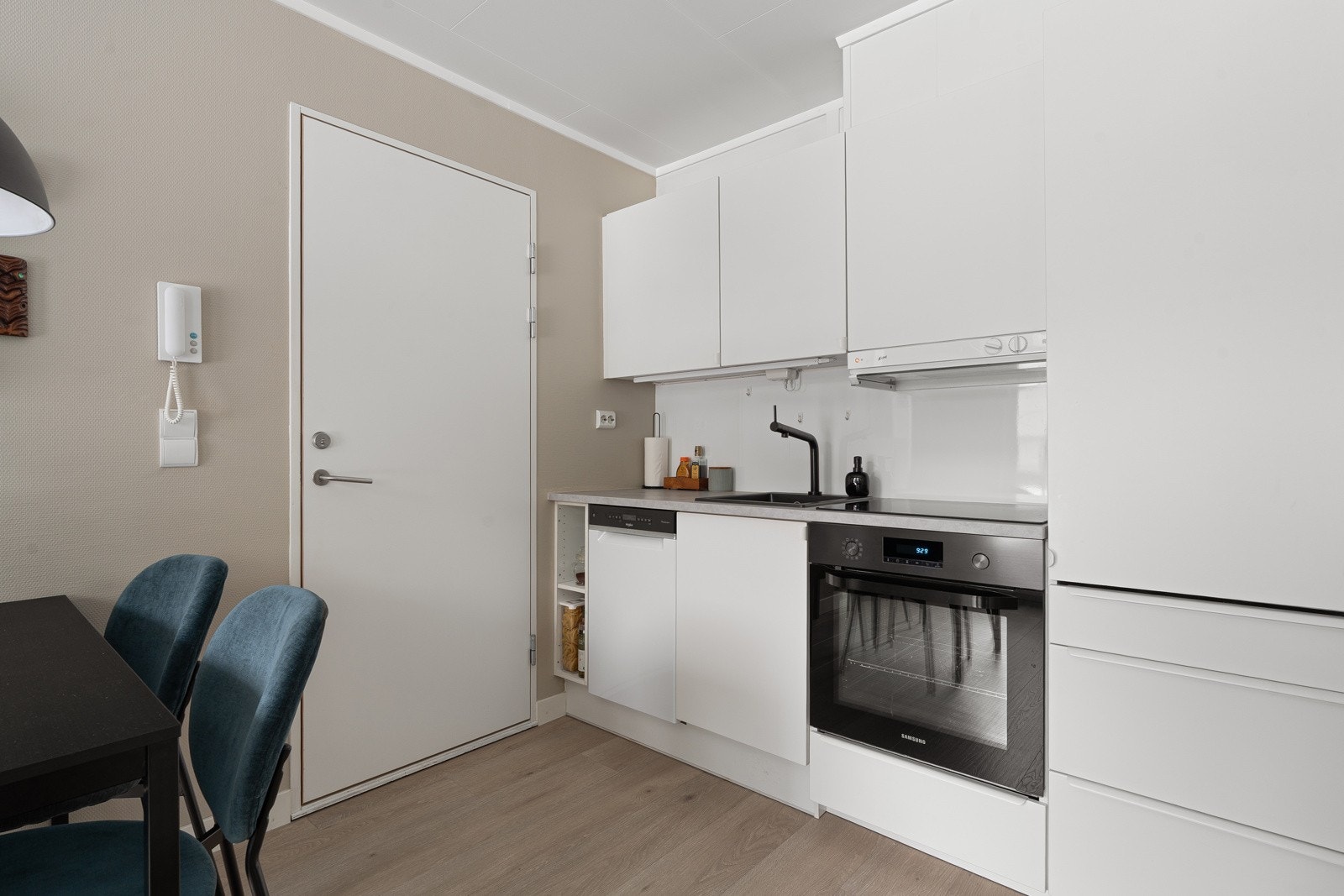 Praktisk kjøkken med slette fronter og er utstyrt med frittstående hvitevarer som kjøl/fryseskap og oppvaskmaskin. Integrert stekeovn og platetopp