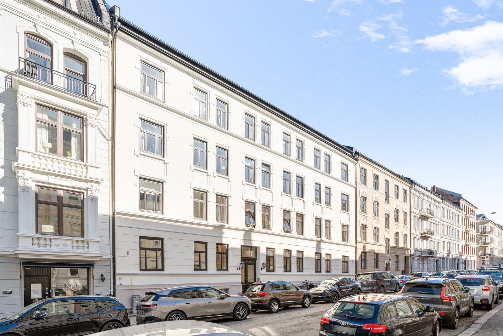 Odins gate ligger i et etterspurt og meget attraktivt strøk på Frogner. Leiligheten ligger like ved hjørnet av Odins gate og Thomas Heftyes gate, som begge er svært ettertraktede gater. Galleribilde