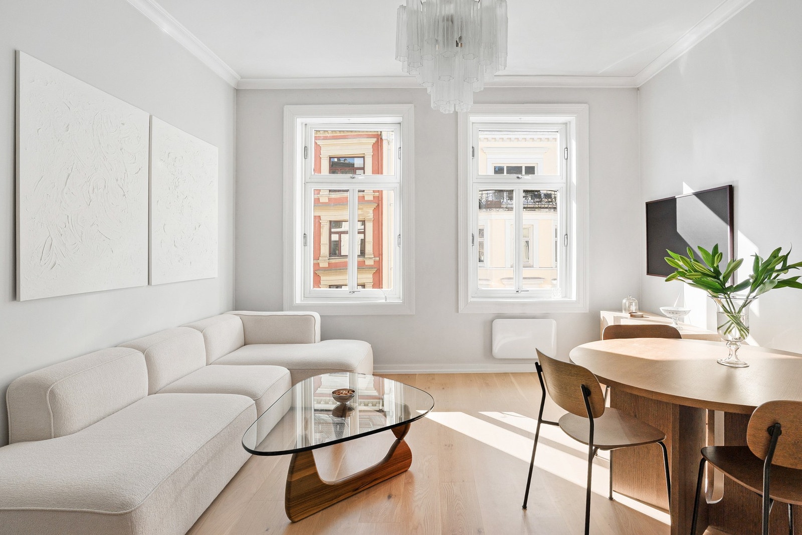 Her er det gode møbleringsmuligheter med naturlig plass til både sofagruppe og spiseplass i en sosial løsning. Galleribilde