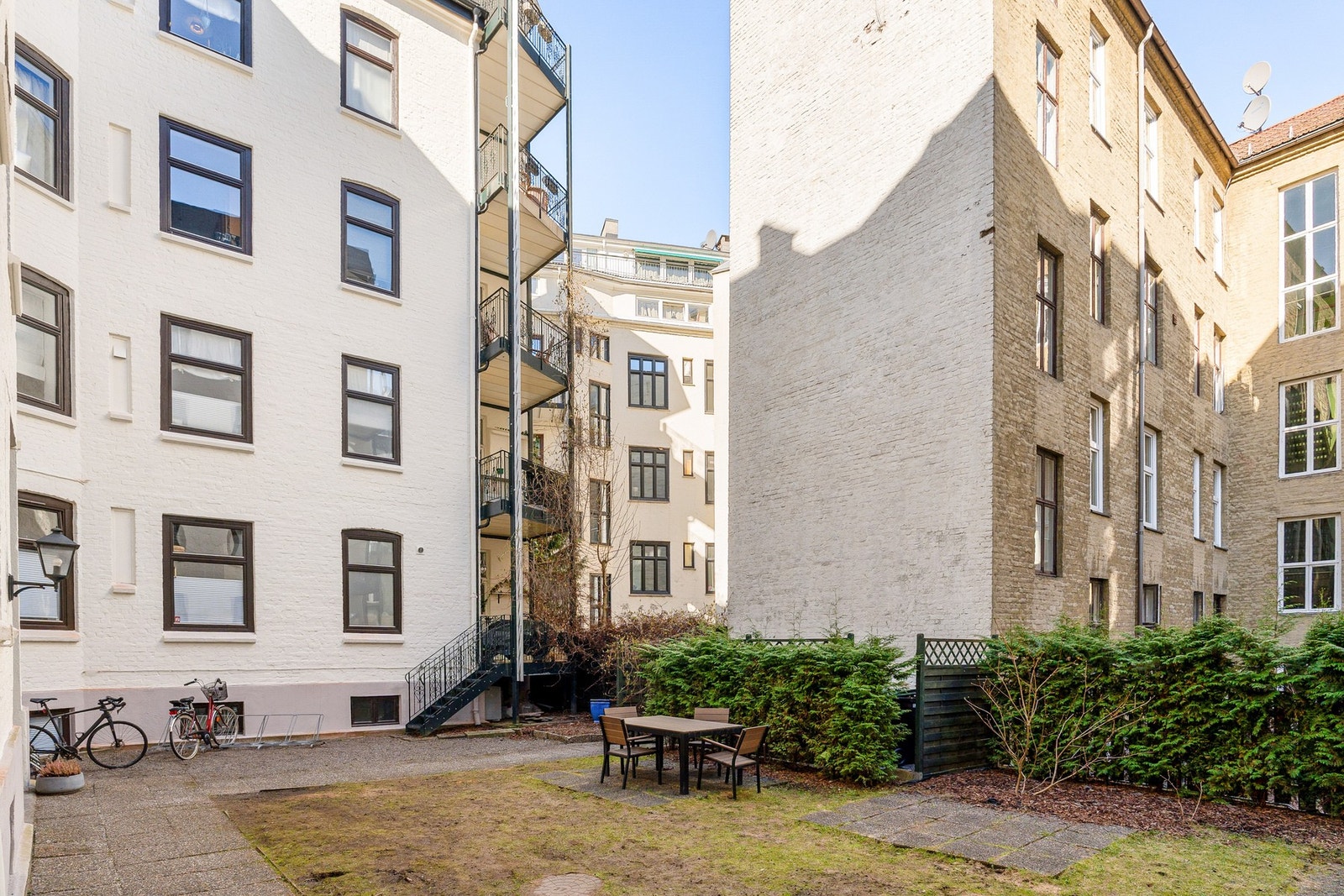 Pen og opparbeidet bakgård med sittegruppe. Galleribilde