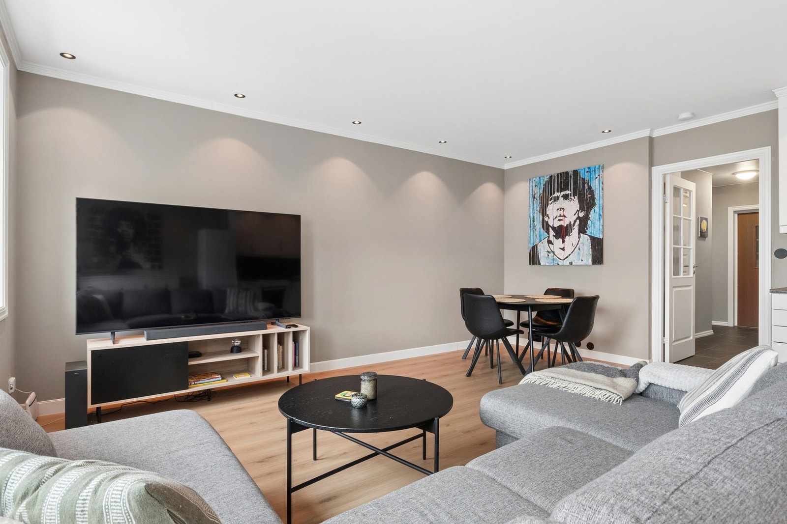 Leiligheten har de siste årene fått seg et kosmetisk løft med nytt gulv, malte flater og kosmetiske moderniseringer på kjøkken og bad. Galleribilde