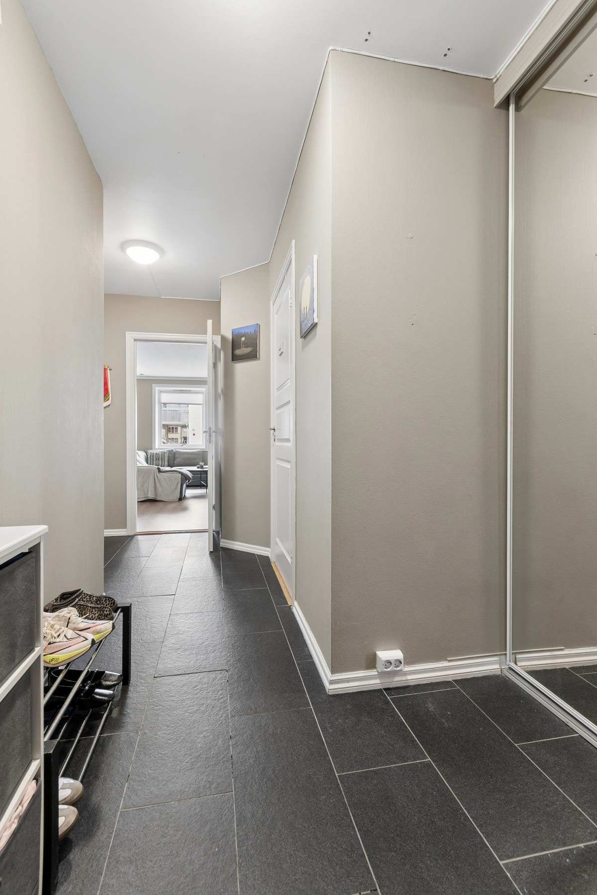 I entréen er det en praktisk skyvedørsgarderobe. Galleribilde