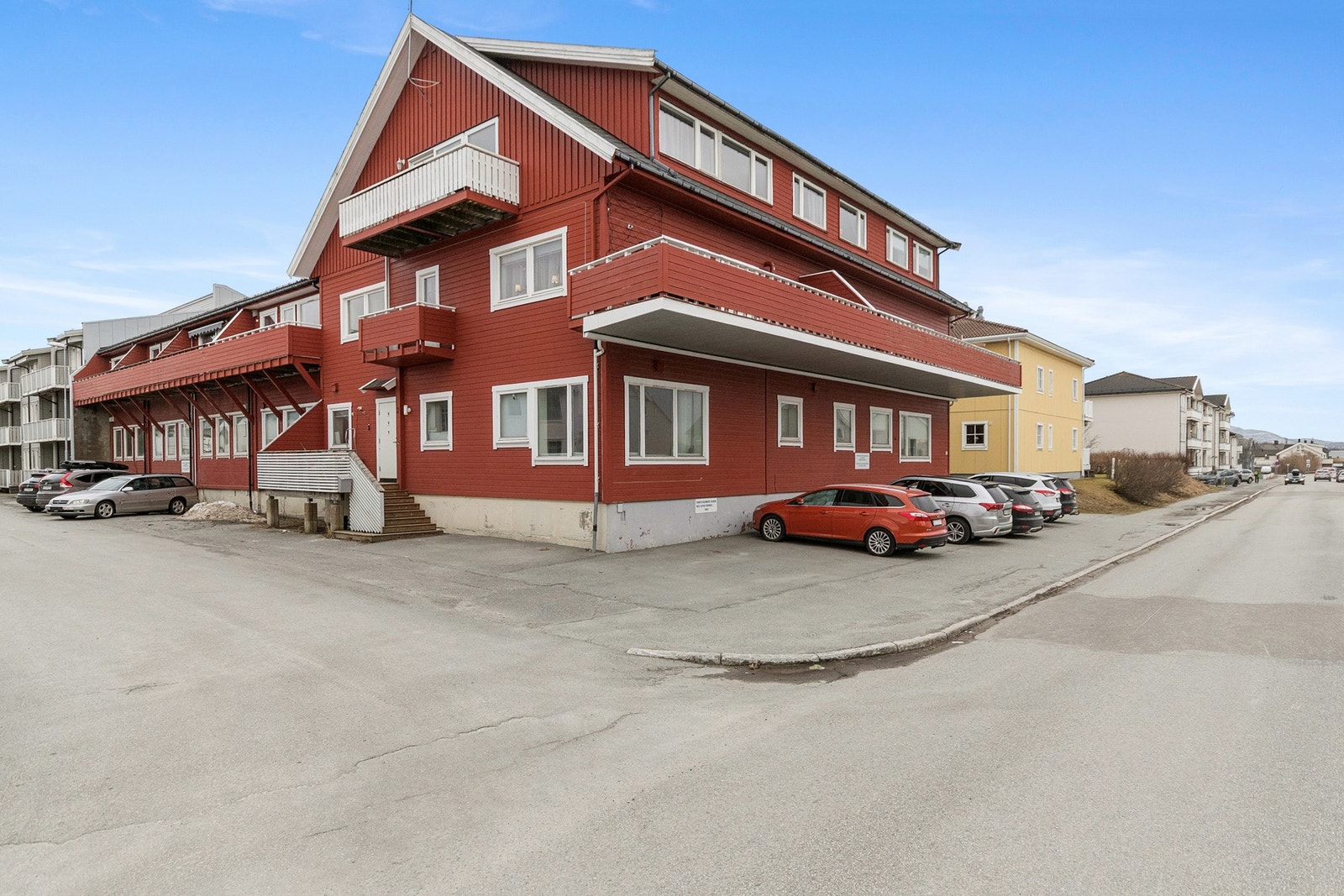 Fra eiendommen er det gangavstand til daglige nødvendigheter. Galleribilde