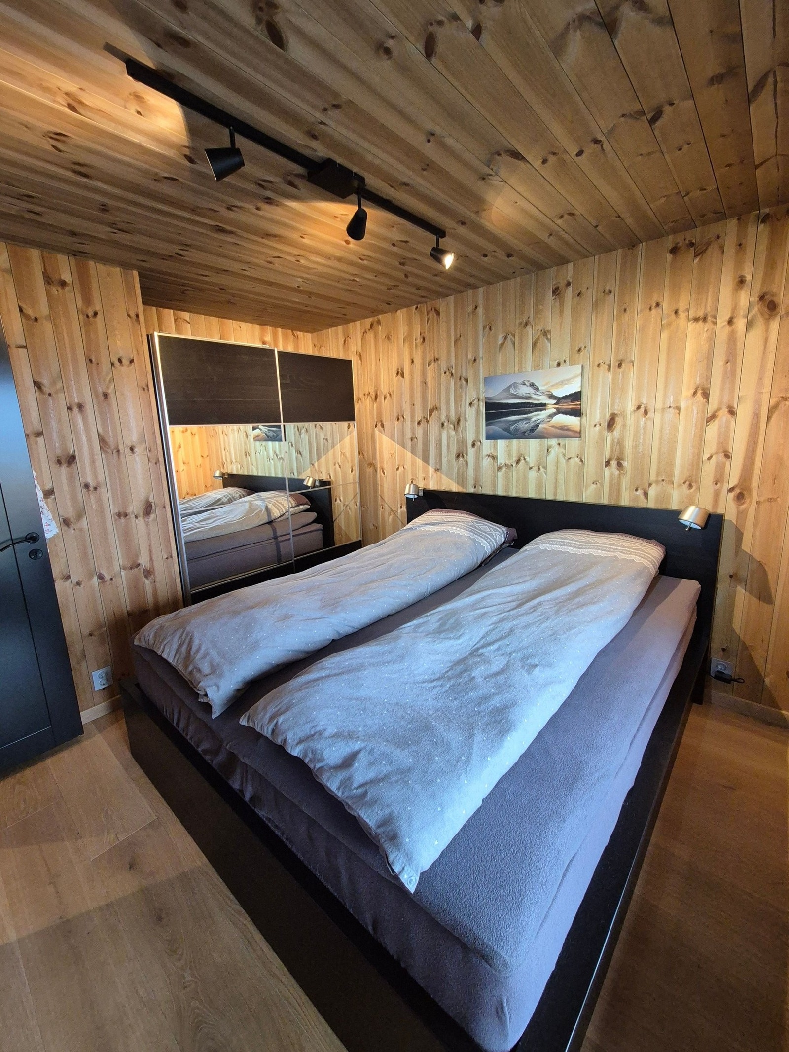 Garderobeskap. Lagringsplass under seng. Galleribilde