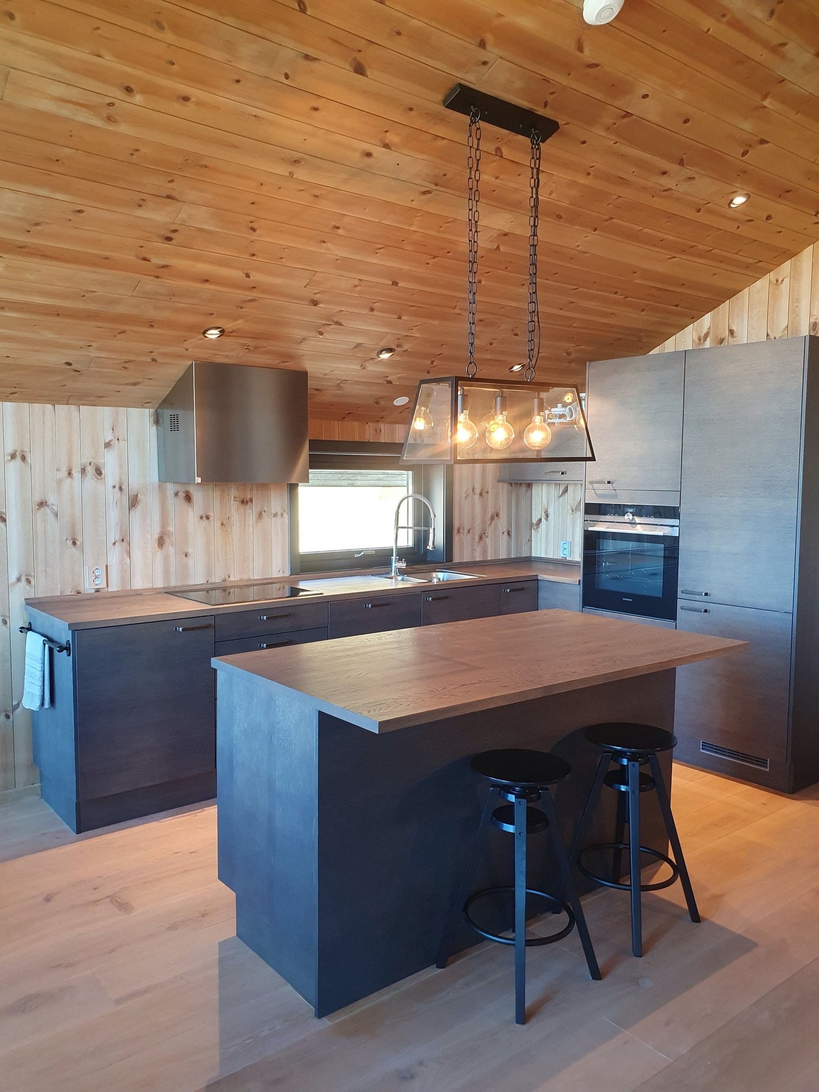 Kjøkken med integrerte hvitevarer fra Siemens. Kjøkkenøy med skuffer og skap. Galleribilde