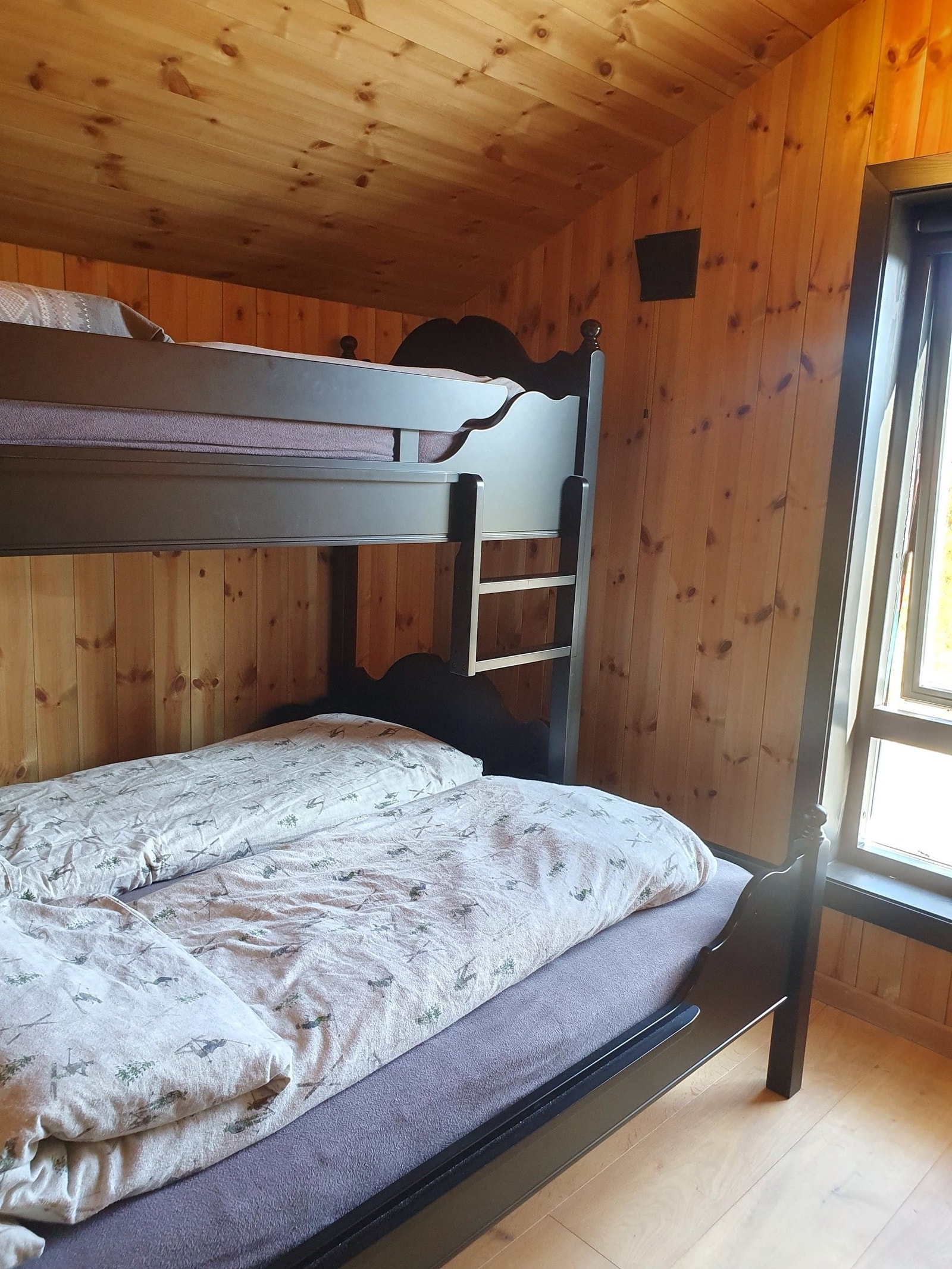 Soverom 4 (i 2.etg). med familiekøye. Blendingsgardin. Panelovn og knagger på veggen. Galleribilde