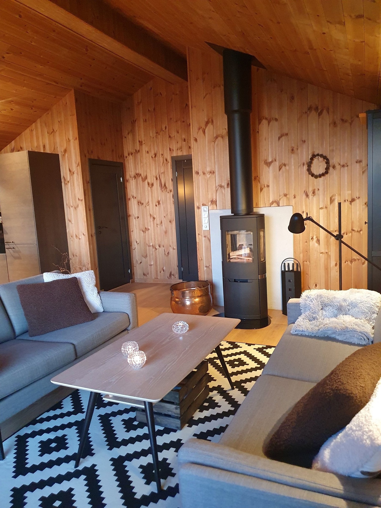 Døren til venstre for peisen er inn til bad og døren bortenfor er til soverommet. Galleribilde