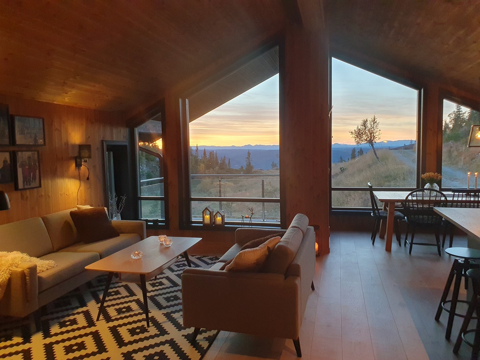 2. etg. Stue, spisestue og kjøkken. Peis. Store vinduer med flott utsikt. Utgang til terrasse. Galleribilde