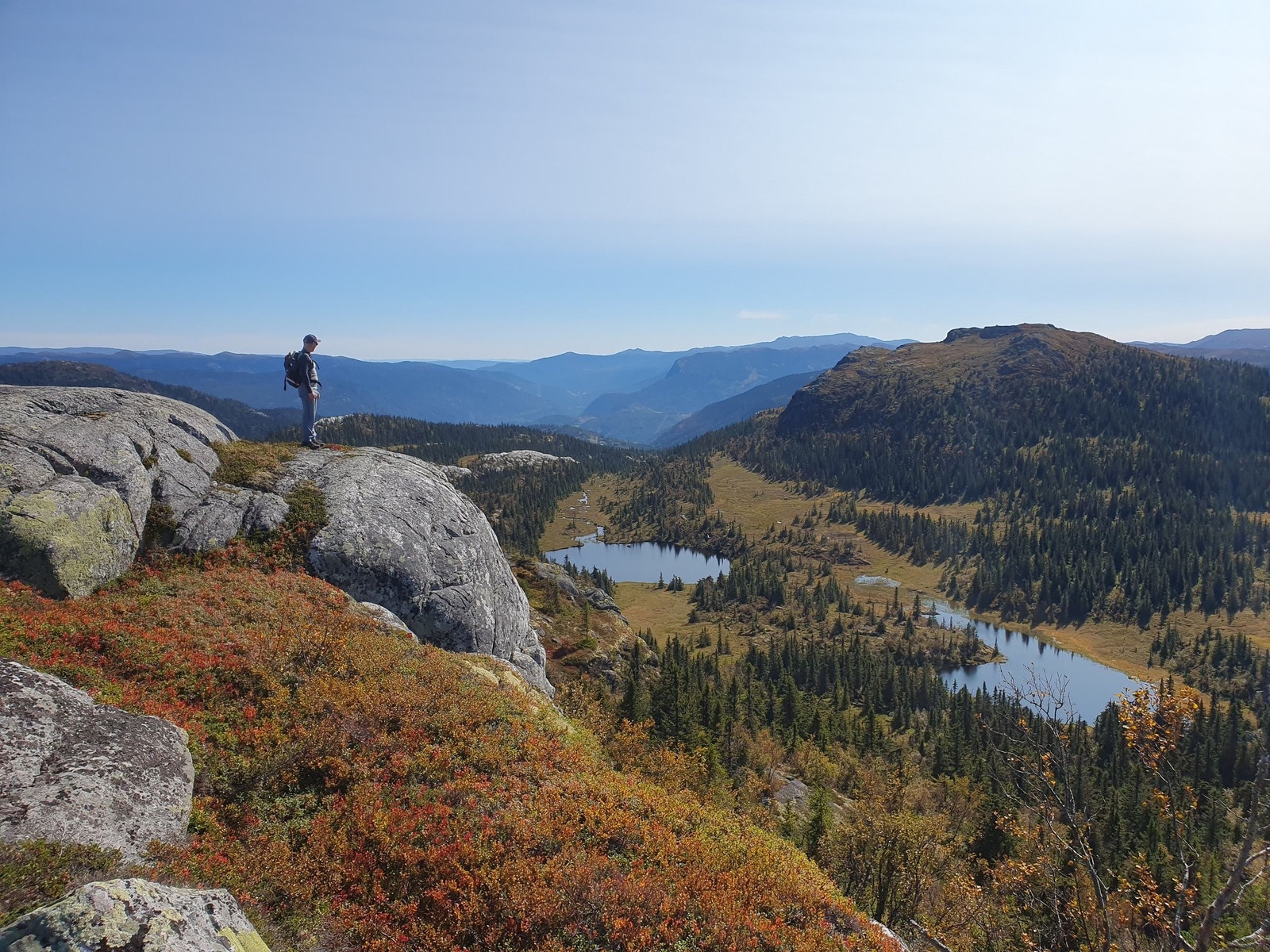 På tur mellom Syningen og Sjåfunatten. Kort tur fra hytta. Galleribilde