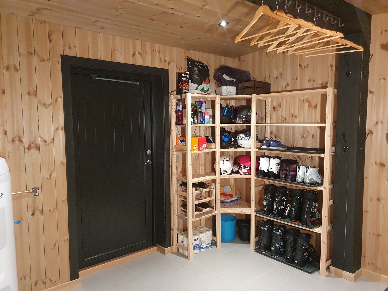 Romslig bod med smarte oppbevaringsløsninger. Fliser og varmekabler i gulv. Boden har 2 inngangsdører, i tillegg til inngang fra entre. Galleribilde