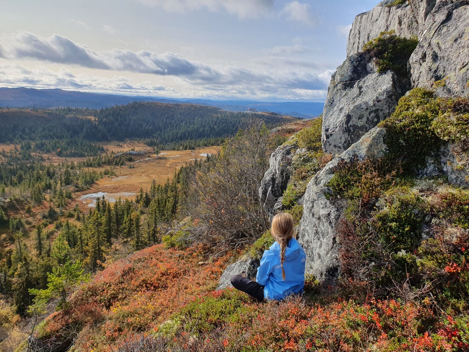 Tur opp til Syningen, og videre mot Sjåfunatten. Bilde tatt ut mot skaret der hytta ligger. Galleribilde