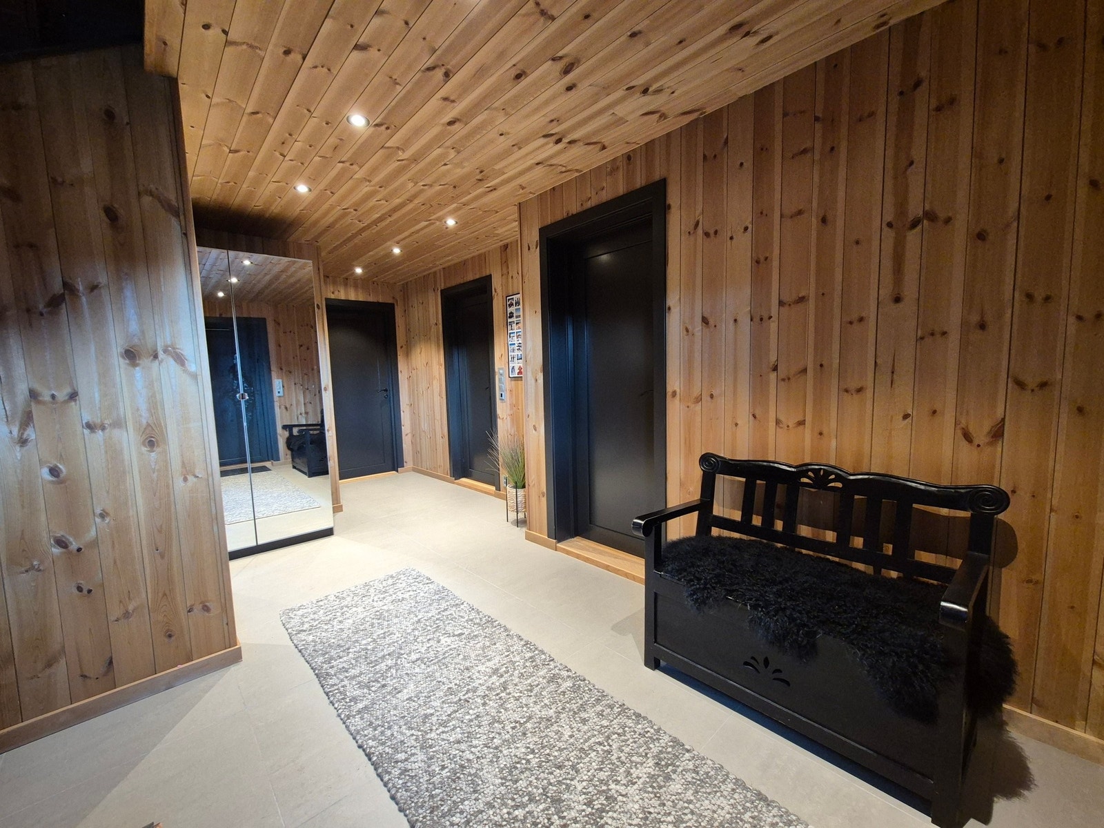 Stor praktisk entre, med god lagringsplass. Gulv med fliser og varmekabler. Downlights i taket. Galleribilde